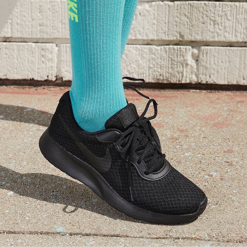 NIKE Women's Tanjun Move to Zero Sneaker Size 10